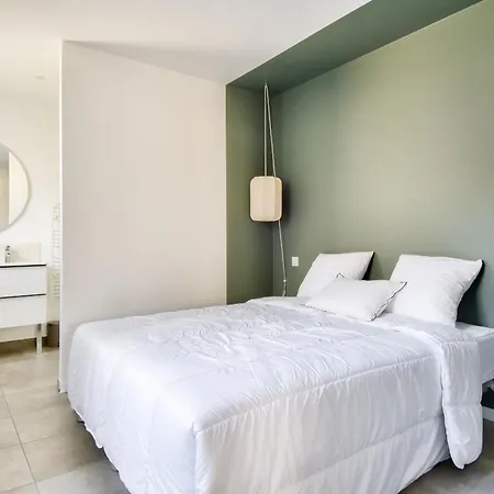 Belle Maison Pour 8 - 300m De La - Terrasse