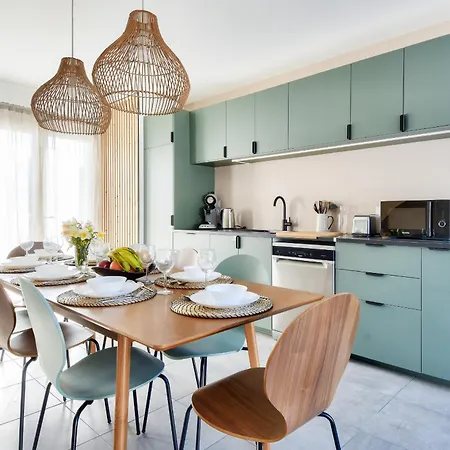 Belle Maison Pour 8 - 300m De La - Terrasse 펜션 *