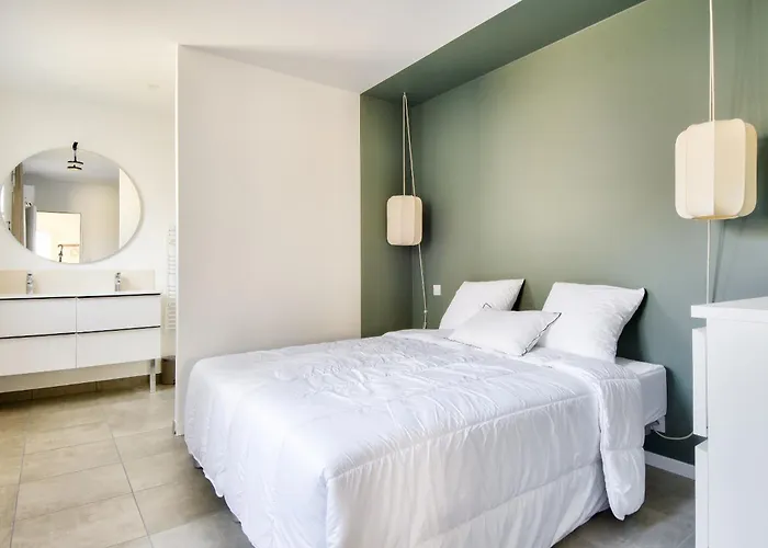 Belle Maison Pour 8 - 350m De La - Terrasse